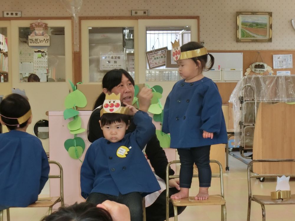 次は、ひよこぐみさん。
~なんさいですか?
「・・・2しゃい・・」
小さな声だけどちゃ~んと聞こえたよ!