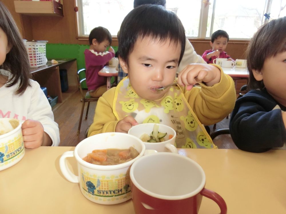 みんなの前では恥ずかしかったＴくんでしたが、
お昼の給食のお誕生日メニューのカレーライスはパクパク食べて大満足♡
よかったね☺