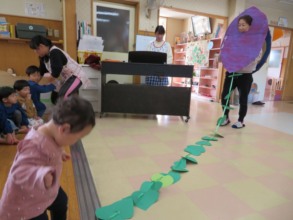 Ｈちゃんが何か見つけたよ。
「ん？？これなんだ？？？」

お芋の先にいたのは・・・