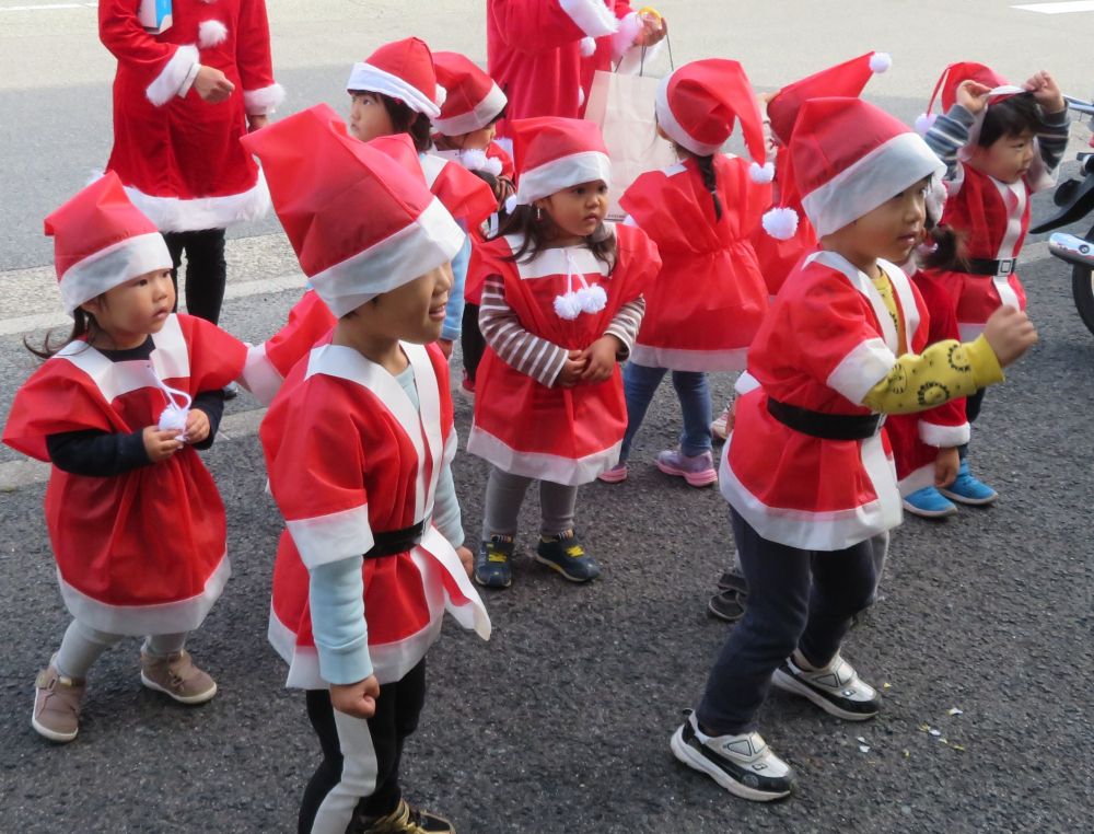 ハロウィンの時、お世話になったところへ
みんなで、サンタクロースになって🎅
　♪踊ったり・・・