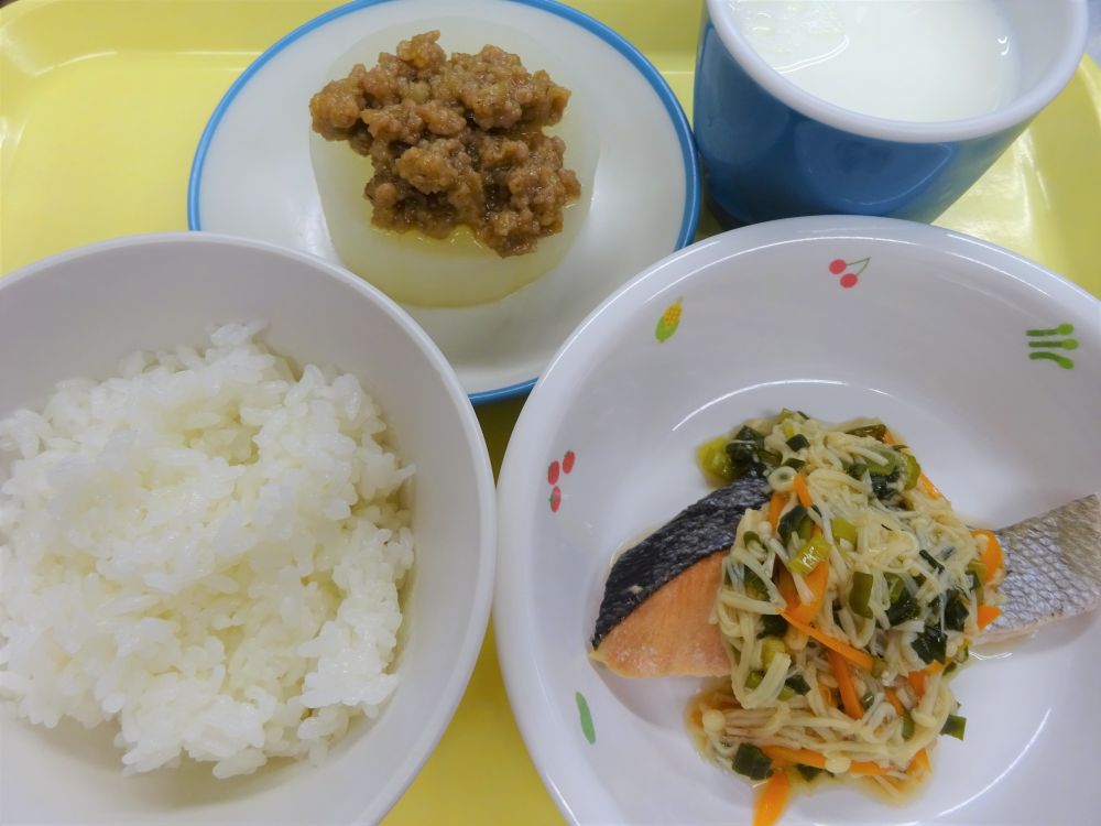 ご飯

鮭のポン酢蒸し

ふろふき大根・肉味噌

牛乳