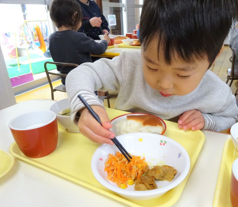 リス組さんの給食時間の様子

１０月から少しずつ【箸の使い方】をリス組さんと進めてきました。
すでにご家庭でもスプーンやフォークから箸を使っておられる方も多いとは思いますが、園でも【箸の日】を設けて練習してきました。

１２月に入り、毎日箸を使うようになりリス組さんもなんだか急にお兄さん、お姉さんに見えてきました♡
一生懸命、集中して箸を使っています！！