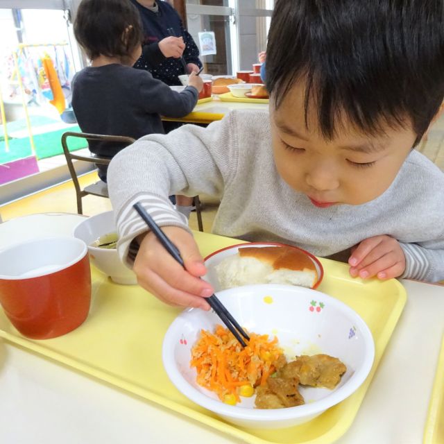 ＊　給食時間の様子　（門田認定こども園）　＊