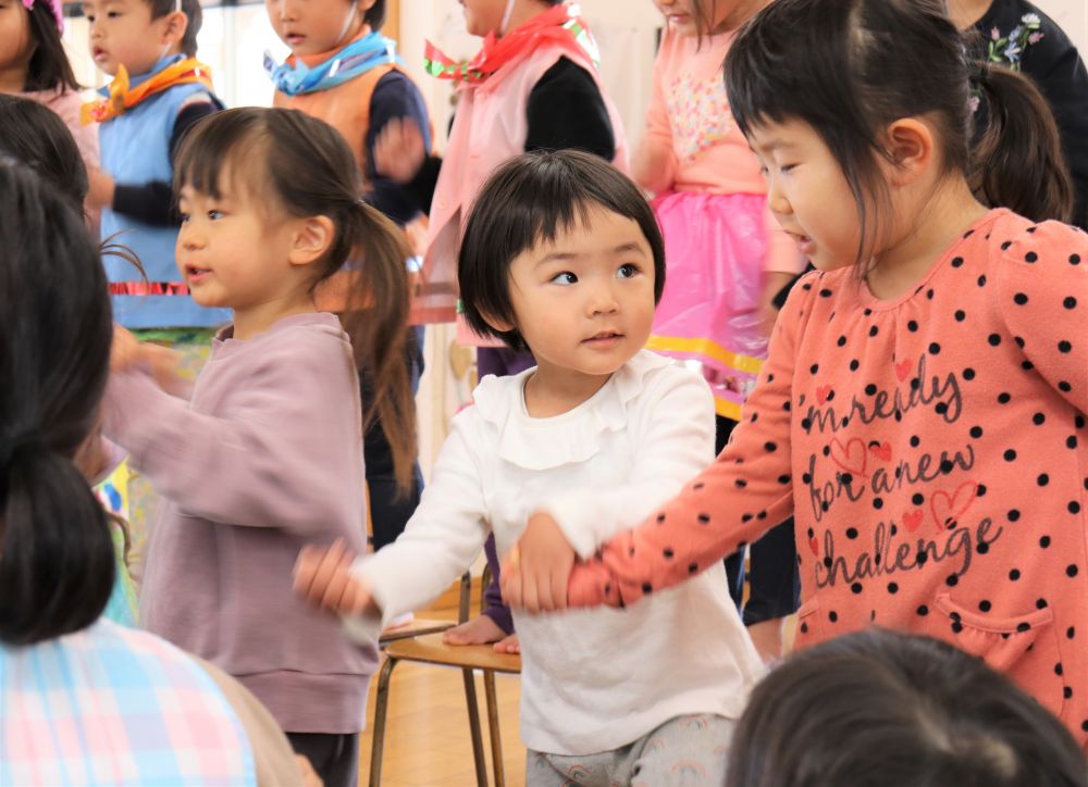 ＊　ありがとう　＊　メッセージ♡

Tちゃん　へ
　｢おかえり!!｣って迎えに来てくれて、ありがとう♡　父より

弟のSくんへ
　僕のおふざけを笑ってくれたり、悲しいときは一緒に泣いてくれてありがとう♡　Eより

Kくんへ
　あなたの笑顔、真剣な姿、いろいろな姿をみて、私たちも元気の源をもらってます。
　産まれてきてくれて、ありがとう♡　母より




友達と一緒に手をつないで歌う・・　目と目を合わせて笑い合う・・　　　
“友達”の大切さを感じながら、一緒に歌う歌♪　心が温かくなる
