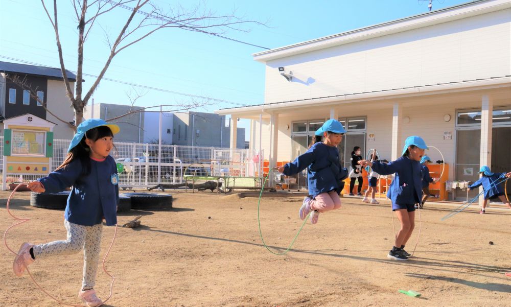 苦手だけど・・　友達と一緒だからやってみたいこと・・
その中で　｢できた!｣と喜び合う姿♡

隣には、一緒に挑戦する“仲間”が居てくれる・・