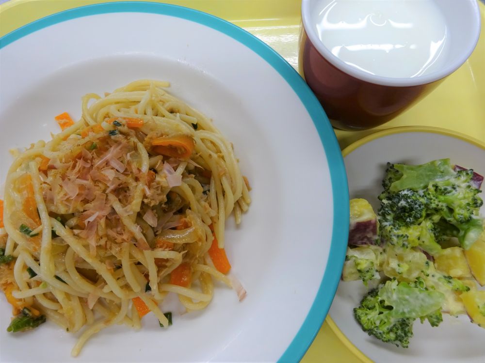 ツナと玉ねぎのにんにく醤油パスタ

さつまいもとブロッコリーサラダ

牛乳