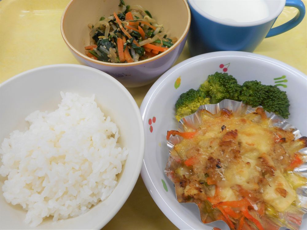 ご飯

豆腐とツナのみそチーズ焼き

ゆでブロッコリー

三色野菜のナムル

牛乳