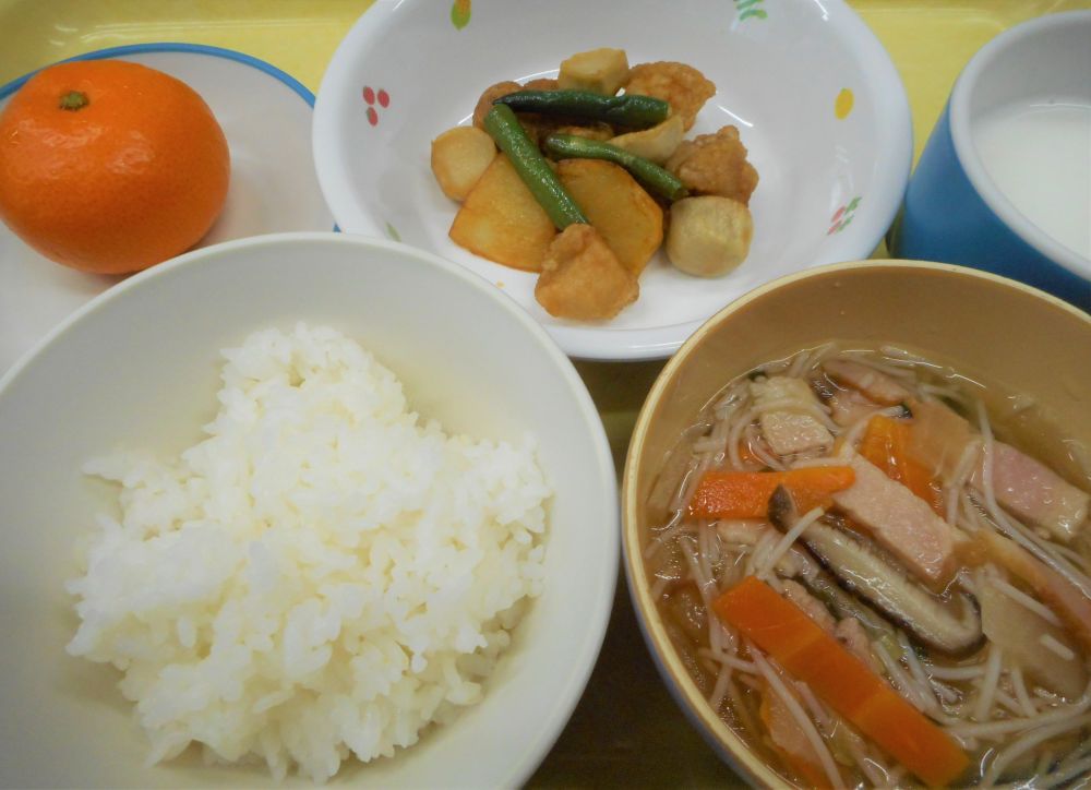 ご飯

里芋と鶏肉の揚げ煮

ビーフンスープ

みかん

牛乳