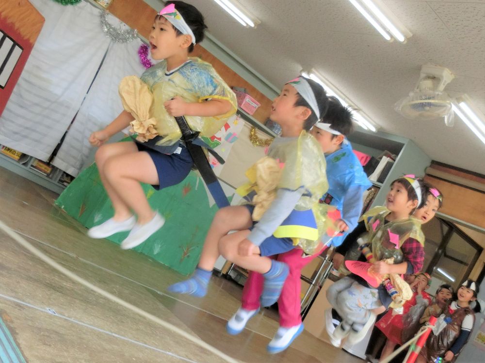 今まで園で一緒に過ごしてきた
大好きな友達がそばにいる♡
大好きな家族に支えられている♡
たくさんの『愛』が表現する力になり
たくさんの『ありがとう』が詰まった発表会になりました♪