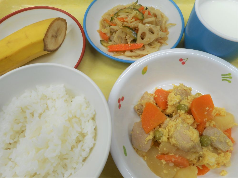 ご飯

親子煮

れんこんともやしの和え物

バナナ

牛乳