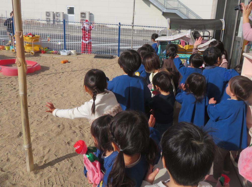 「サンタさーん！！バイバーイ！！」
　　「また来てねー✋🎅」