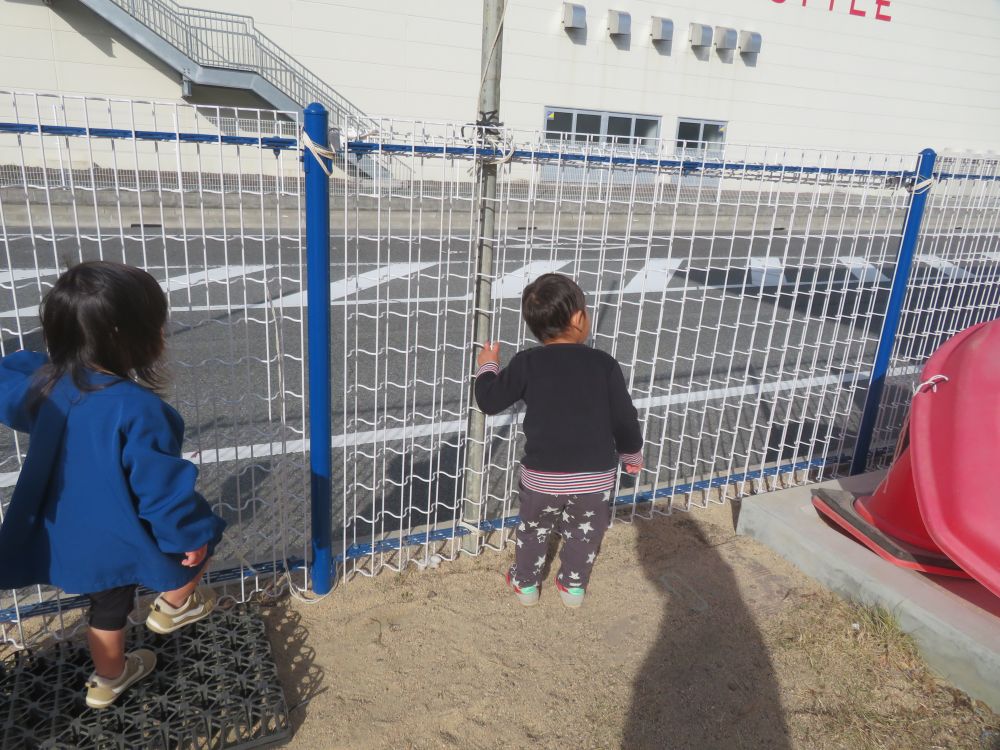 「サンタさん、帰っちゃったね～」
　　　　「うん・・・。歩いて帰ったね～」
こどもたちは、よく見ています😄