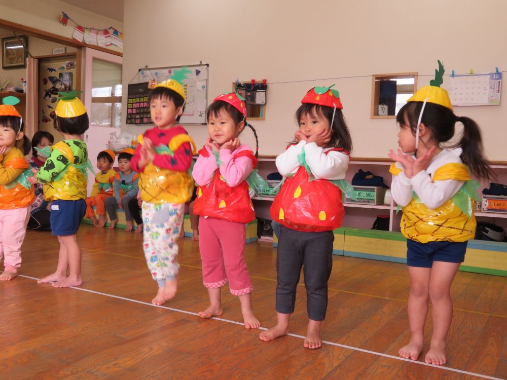 ♪～フルフルフルーツ～～

の『ツ～～』ところのポーズがお気に入り♡

チュ～♡とかわいくポーズ。