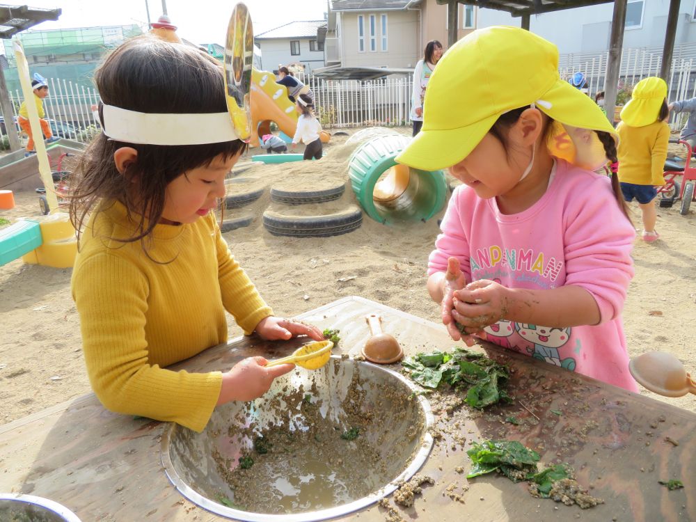 「なんのごはんにしよーかね～？？」

お友達と相談しながらせっせと作り始めました

「おいしいごははんつくるよ～！」

小さいお母さんはおおいそがし！