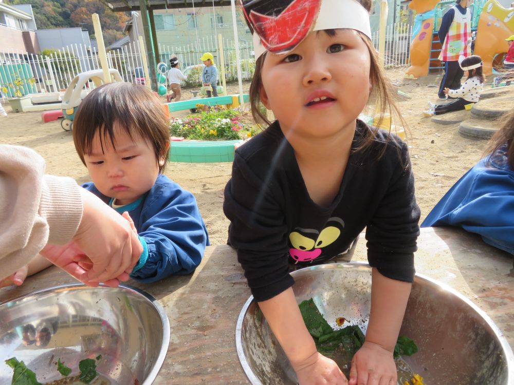 「ごはんはな～に？」

「はんばーぐ！」

イメージを膨らませながらいろいろ作っています。

給食先生に、またいろいろ見せてもらおうね！
