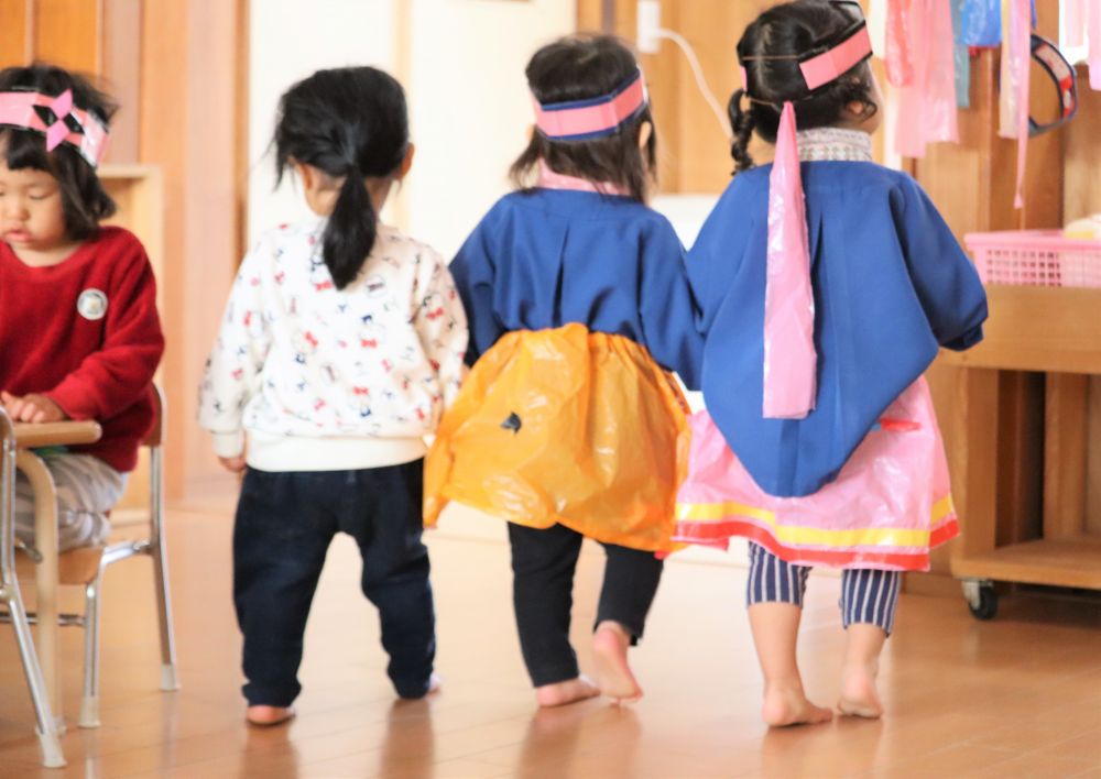 子どもたちの背中・・
ー　どんな話をしているんだろう・・　ー
　　　　　　ー　どんな顔をしているんだろう・・　ー

子どもたちだけの世界　
そっと・・　見守りそんな事を考えるだけだけど・・　
なんだか温かくなる♡



ステージで踊っていたYちゃん、Mちゃん、Aちゃん
♪　さんぽ　の曲が流れると・・
手をつないで歩き出す

その後ろ姿・・　とても可愛い♡