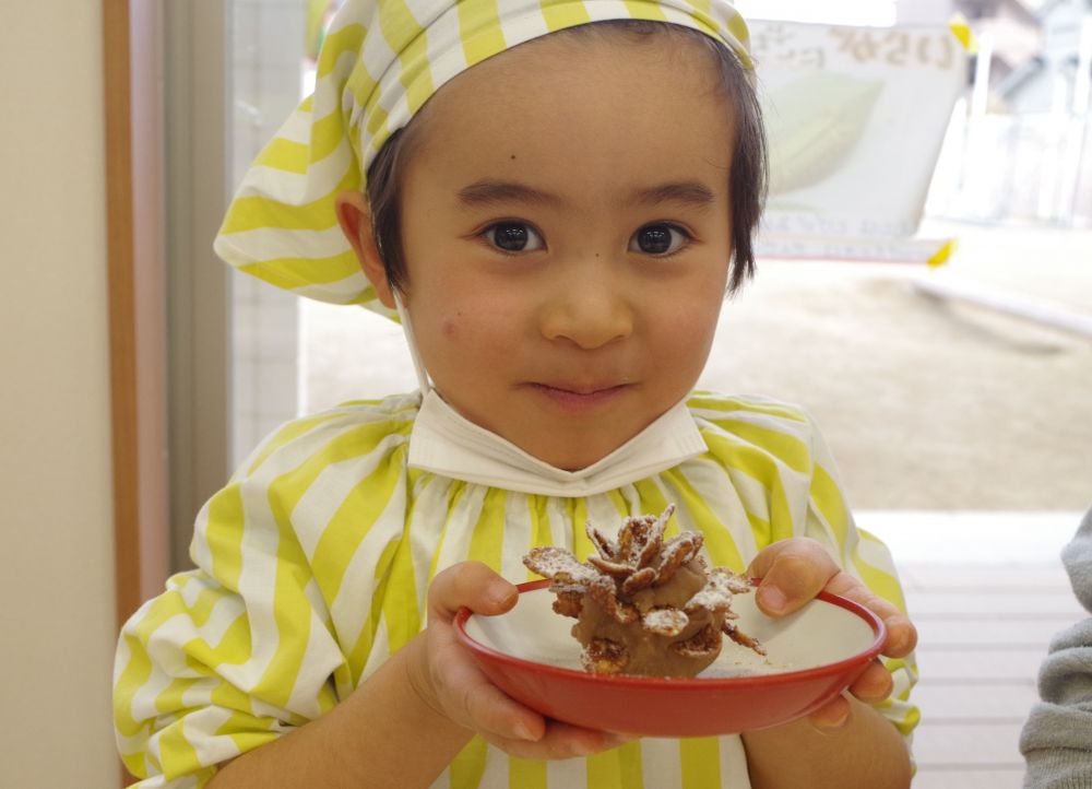 ここからは一人ひとりの作業です。
土台となるスイートポテトを、松ぼっくりの形に成形します！
「松ぼっくりの形ってどんなだったっけ？」
と思い出しながら頑張る子もいれば、ちょうど制作に使った松ぼっくりが壁に飾ってあったので、それを観察しながら作る子もいました♡

土台が完成すると、最後はコーンフレークで飾り付け♪
1枚2枚と刺していくうちに
「松ぼっくりっぽくなってきた！」と喜ぶ子ども達。
一人ひとり形が違い、個性豊かなおやつが完成しました♡

できたてをみんなでいただきまーす！！

＊園にレシピを掲示していますので、良かったら家庭でも作ってみて下さいね♡