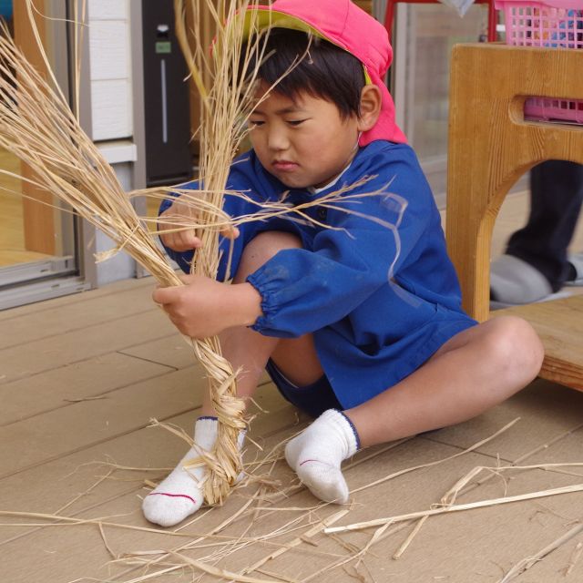 * 　４歳児　しめ縄づくりに挑戦！　*