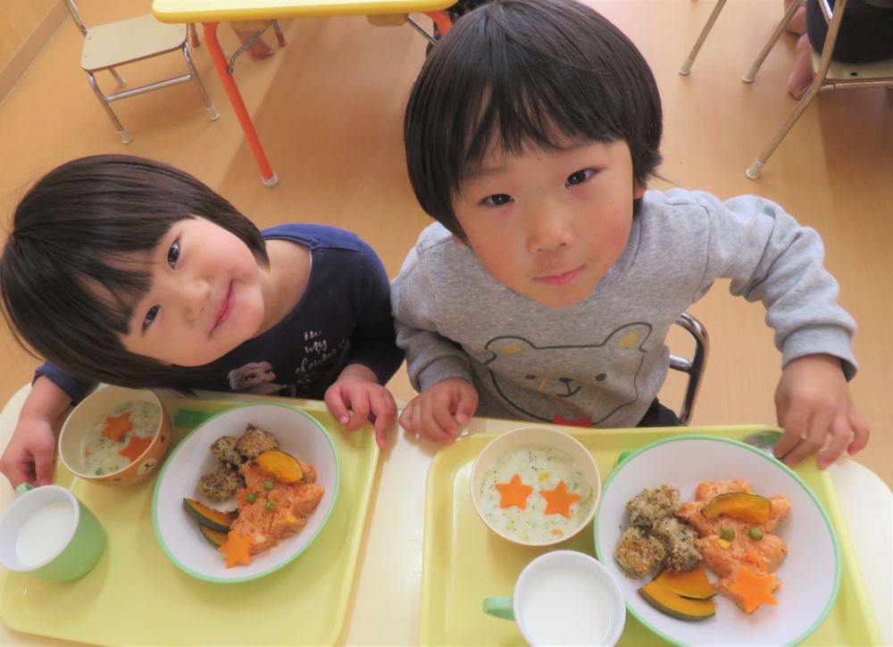 今日は子どもたちの待ちに待ったクリスマス会・お誕生日会でした！！
いつもの給食より少し盛り付けを変えてみましたよ♪

リス組さんはワンプレートにしてケチャップライスをツリーの形に型抜きしました。
給食が運ばれてきた瞬間「うわああ！」と驚きと嬉しさのこもった声が聞こえてきました。
「写真撮って！写真撮って！」ととても大喜び☆
