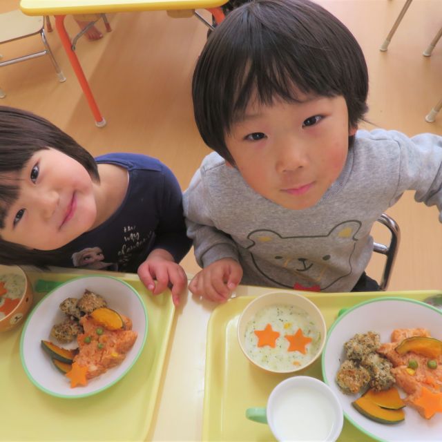 ＊　給食時間の様子　（すいみい保育園）　＊