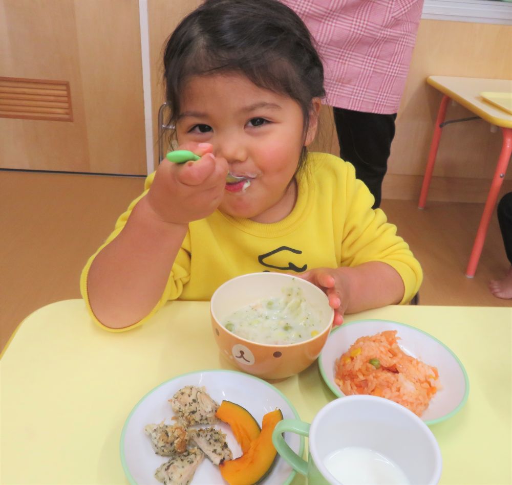 ツリーの形になったケチャップライスは「食べるのがもったいない」と最後のお楽しみにとっている姿もとてもかわいらしかったです。

クマ組・ヒヨコ組もケチャップライスをドーム型に型抜きして、いつもと違う給食を楽しんでいました。
「おいしいね～！！」の声がたくさん聞こえてきましたよ♡
