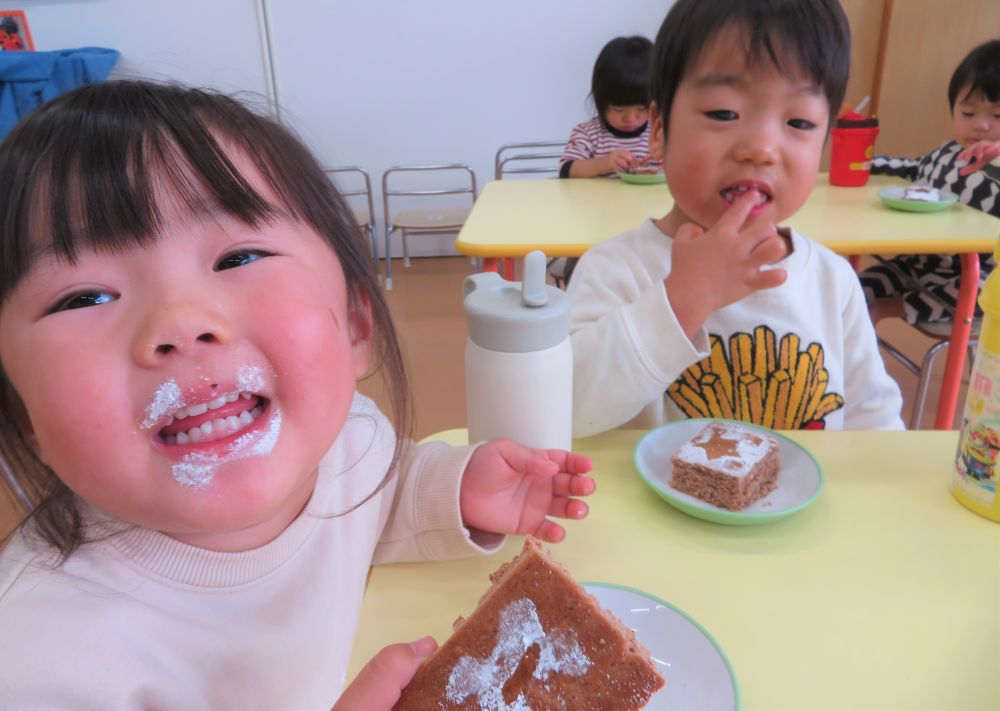 おやつは【クリスマスココアケーキ】でした。
ココアケーキに粉糖をクリスマスにちなんだ色んな形にしてかけてみました。
「見て見てお星様～！」「これは、トナカイ！」と皆とっても嬉しそう♡
一口食べると粉糖が口の周りについて白いお髭が出来ていました☆
おいしそうに食べてくれてとても嬉しかったです♡
