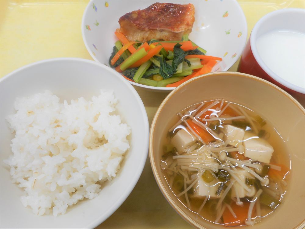 麦ご飯

赤魚の竜田焼き

小松菜のソテー

豆腐のすまし汁

牛乳