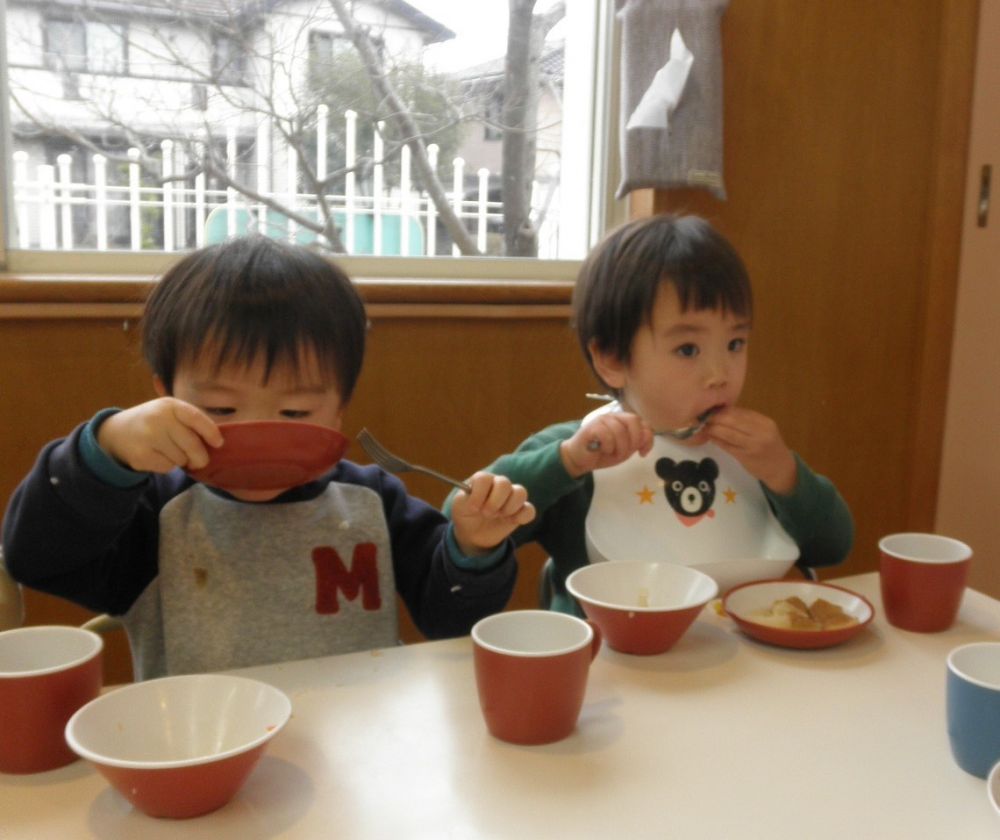 今日、１月７日は「七草の日」です。

この日に七草の入ったお粥を食べることで、１年間の無病息災を願ったり、お正月にごちそうをたくさん食べて弱った胃腸の調子を整えるとされています。

そこで、今日の給食は春の七草を使った「七草ご飯」と寒い日にぴったりな「でんがく」でした。

「えびがはいってる！」と嬉しそうなヒヨコ組さん。
あっという間に七草ご飯を完食してでんがくも汁まで飲み干す姿も見られました。