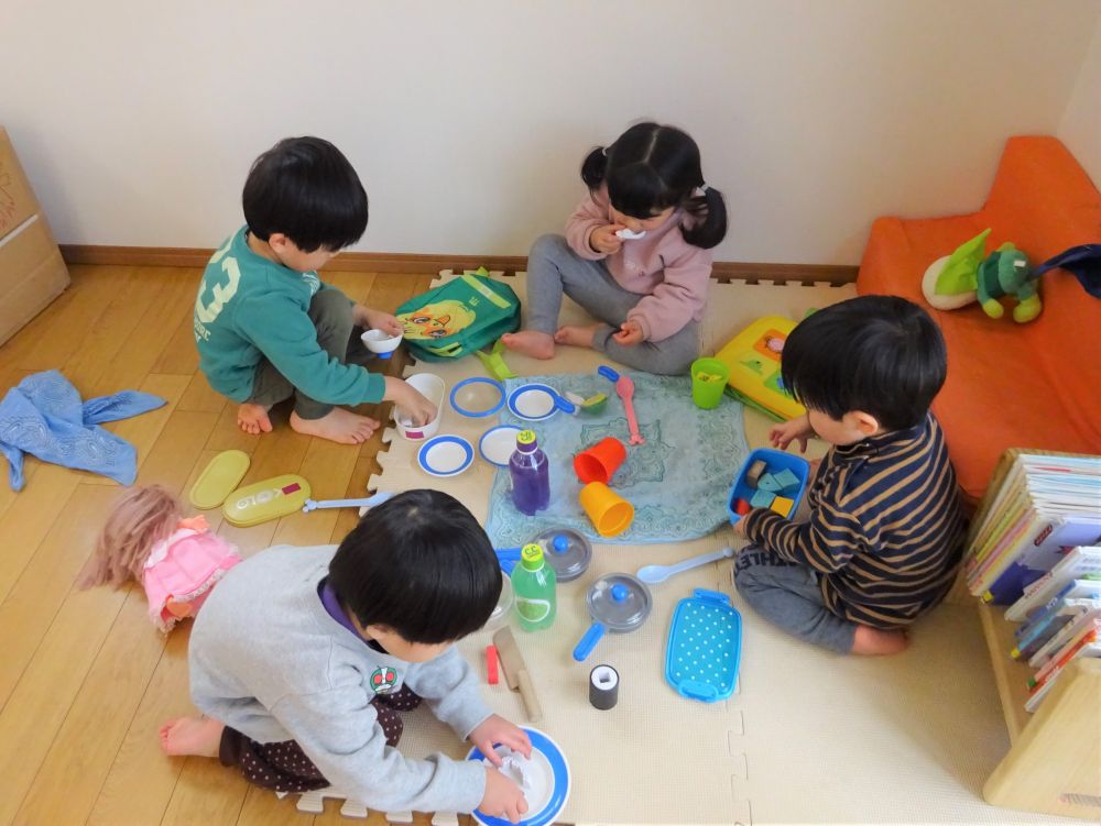 いつもおままごとの場所から
食べ物をもって~
気持ちはピクニック♪