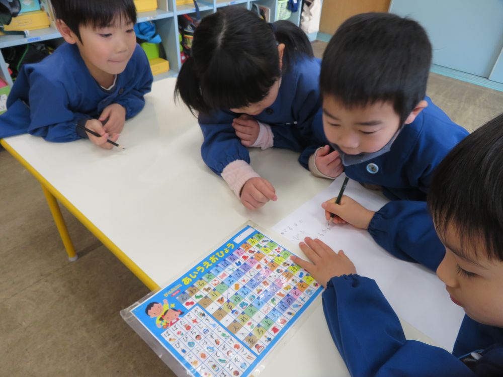 コロナ渦で、なかなかお出かけ出来ないけど
園でもっと楽しく過ごしたい!
クラスで話し合い、お店屋さんをする事になりました。
「黒ひげドッカーン」「マリオ」いろいろな案がでて
『ボーリング』をやりたいチーム。
何が必要か・・どんなボーリングにしたいか・・
「つってどっちむきだっけ~?」
「ひらがなひょう(表)つかえばいいじゃん」
分からない字は友達と考えたり、
「なげたボールがかえってくるようにしたい!」
イメージを描いたりして、共有しています。