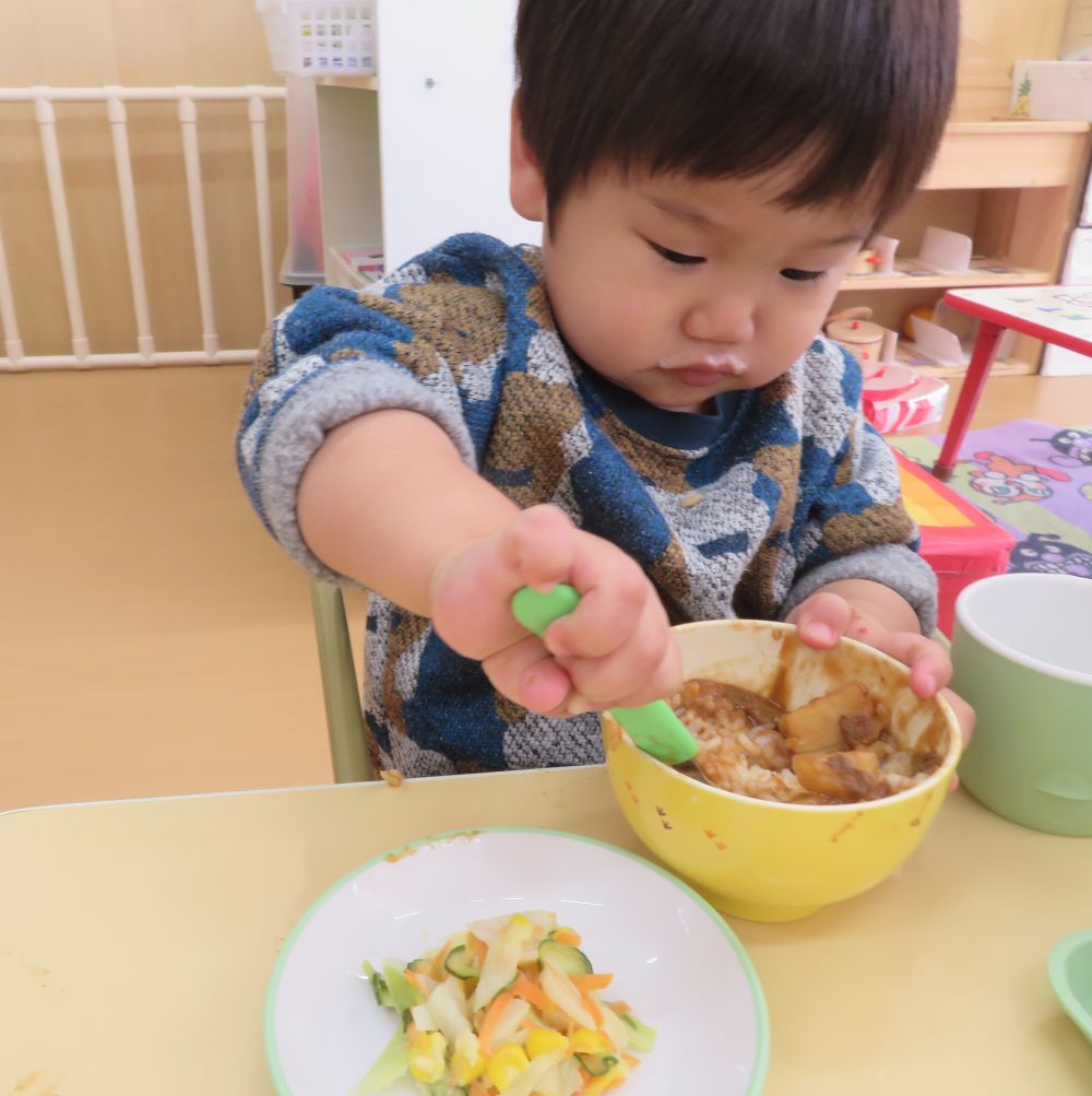 今日は月に一度のお誕生日会です。
給食はなんだろうとそわそわしている子どもたち。
配膳されると「わあ！おいしそう！今日はカレーだ～！」という声が聞こえてきました。
おしい！！今日の献立は【ハヤシライス】です♪

今月誕生日のＨ君。
大好きなハヤシライスが目の前に運ばれると飛びつくように食べ始めていました☆
