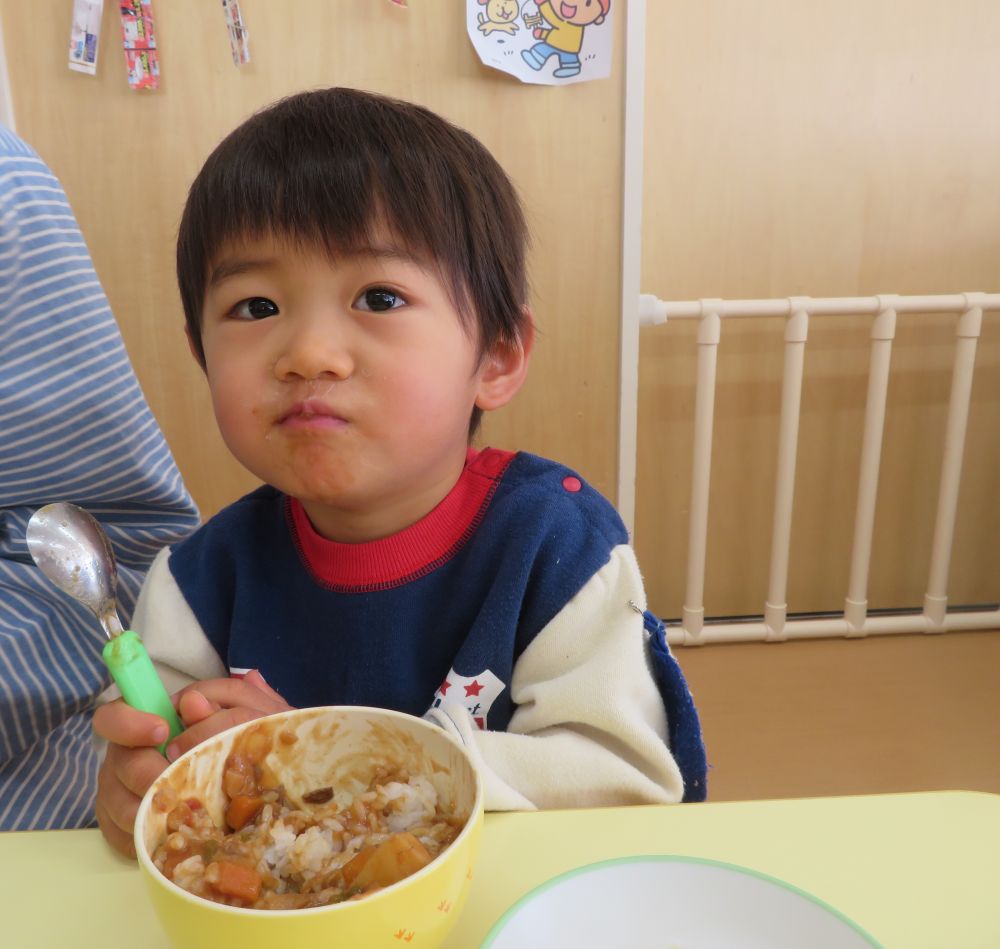 あっという間にハヤシライスを完食！！
サラダもしっかり食べました♡

もう一人今月誕生日のＫ君。
ハヤシライスを一口食べて「おいちい♡」
先生もその一言が聞けて嬉しいです♪
