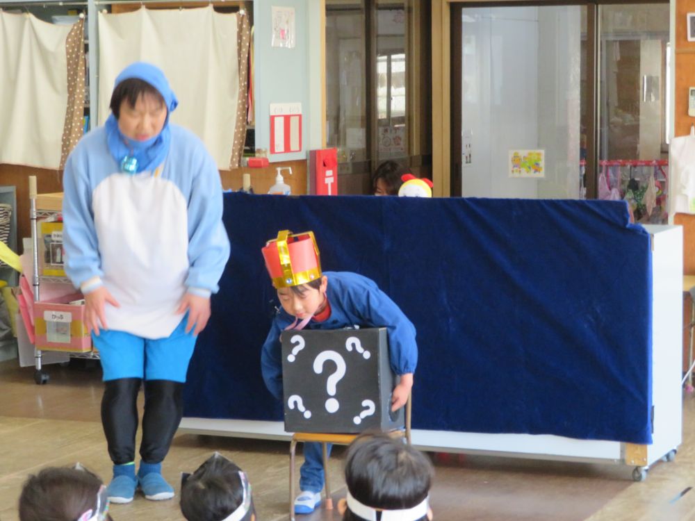 園にドラえもんがやってきたよ!
ドラえもんのポケットからは
色んな道具が出てくる。
『はてな?BOX~!!』
この中には、何が入っているのか・・・
今日が誕生日の
年長児Tくんに当ててもらいました。
中身は『タイムふろしき~』
タイムふろしきは、
かぶせたものの時を巻き戻したり進める不思議な風呂敷。