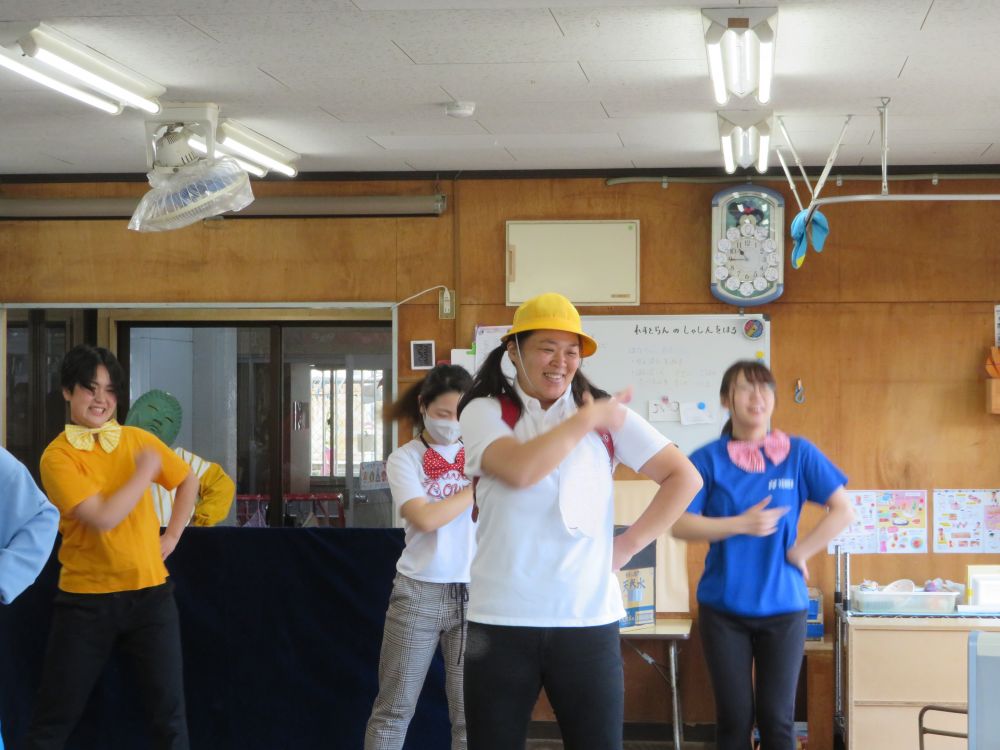「このタイムふろしきをS先生に!」
「きゃ~やめて~!!」
タイムふろしきをかけられたS先生は
届いたランドセルを背負いニコニコで登場!
小学生になることを心待ちにしている
年長児さんにタイムスリップしていました。
「わたしは、○○○○です。
いちねんせいになったら、
いっぱいおともだちとあそびたいです!」