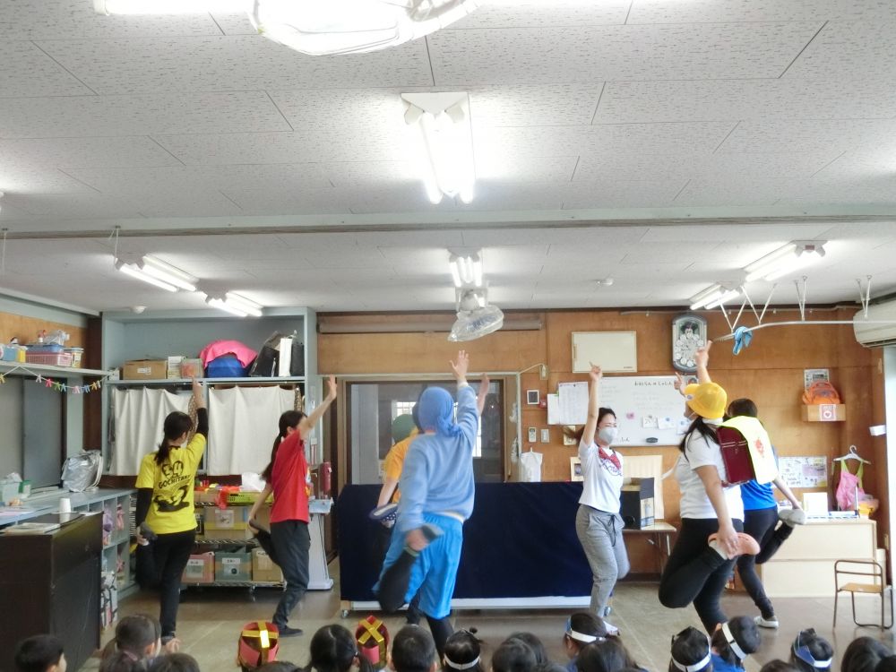 たくさんの友達もやってきて
♪ピカピカの一年生
を踊りました。
子どもたちに負けない、
キレキレのダンス♪
今日は、おうちで話題になるかな~♡