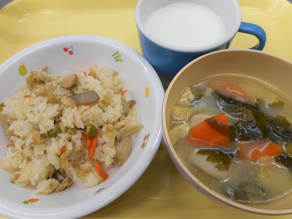 鶏ごぼうご飯

里芋のみそ汁

牛乳