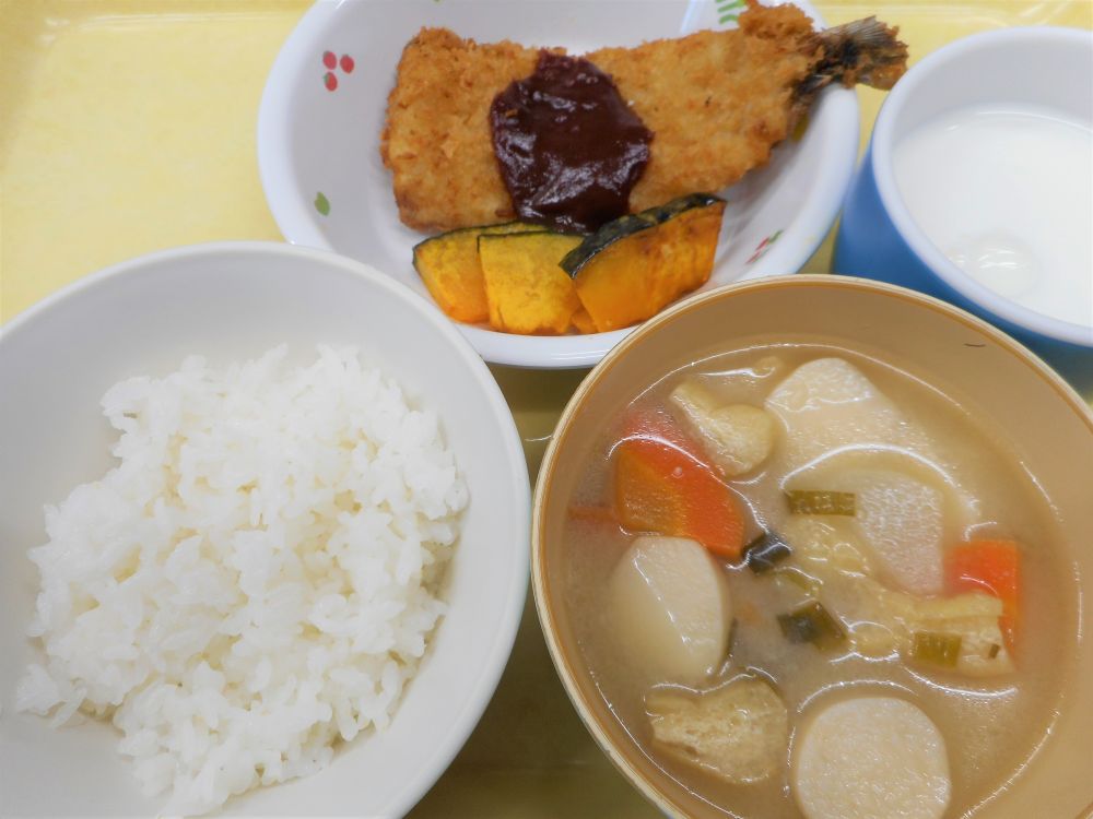 麦ご飯

イワシのフライ

焼きかぼちゃ

里芋のみそ汁

牛乳