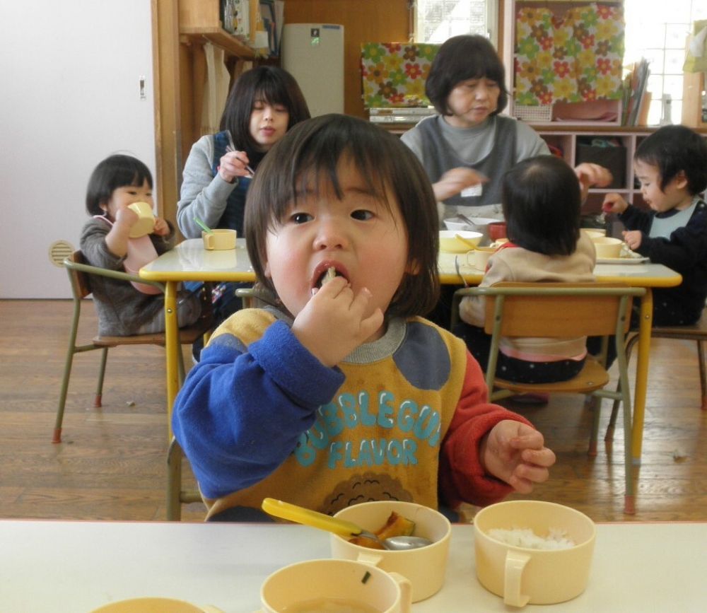 今日は節分です。

あいはうすにも【鬼】がやってきたようで、
給食室にも元気な声が聞こえてきました。

今日の給食は「イワシのフライ」です。
鬼はイワシの匂いが嫌いだと言われており、
節分には柊の枝にイワシの頭を刺したものを飾る風習もあります。

たくさん食べて、こわ～い鬼を追い払おうね！