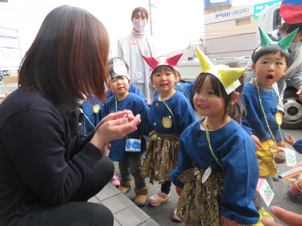 ”おに”と”ふく”になって、
　　ベイタウンの企業さんに、
　　　　福の豆を届けに行きました！