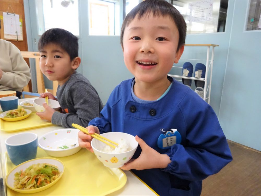 キリン組さんと給食を食べるものあと何日あるかな～。
そんなことを思いながら給食の様子をみていると、
今日はなんだがいつもより早い時間にお皿もピカピカになっている子が多いように感じました。

｢なにが美味しかった？｣
と、聞くと
｢全部美味しかったよ－♡｣

とても嬉しい声が聞こえてきました。

