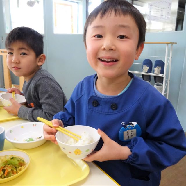 ＊　給食時間の様子　（門田認定こども園）　＊