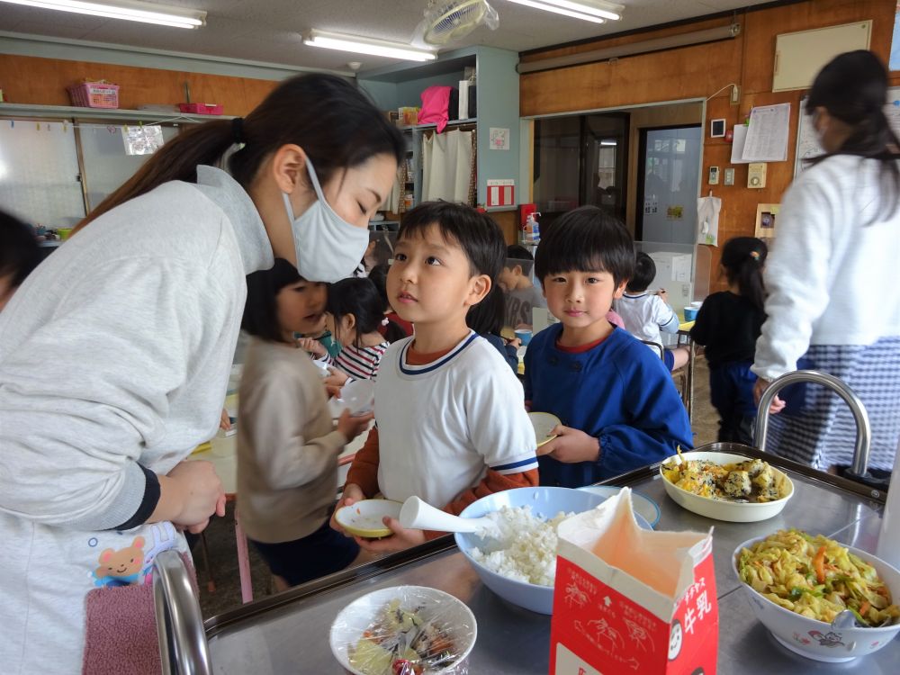 お待ちかねの【おかわりタイム】♪
しっかりおかわりしたい献立を先生に伝えています。

今日もたくさん食べてくれてありがとう♡


