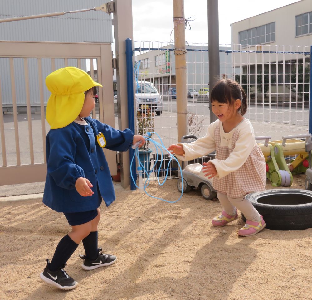 タイヤの中で順番待ち。
　　　「どうぞ」　「ありがとう」