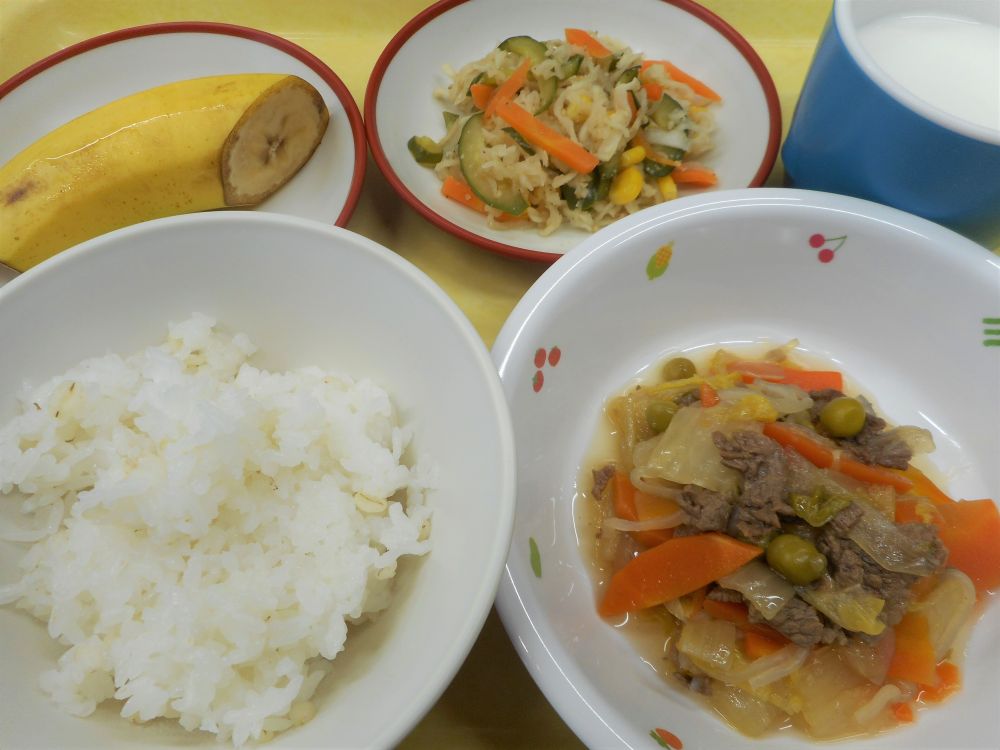 麦ご飯

すき焼き風煮

切干大根ときゅうりのごま和え

バナナ

牛乳

