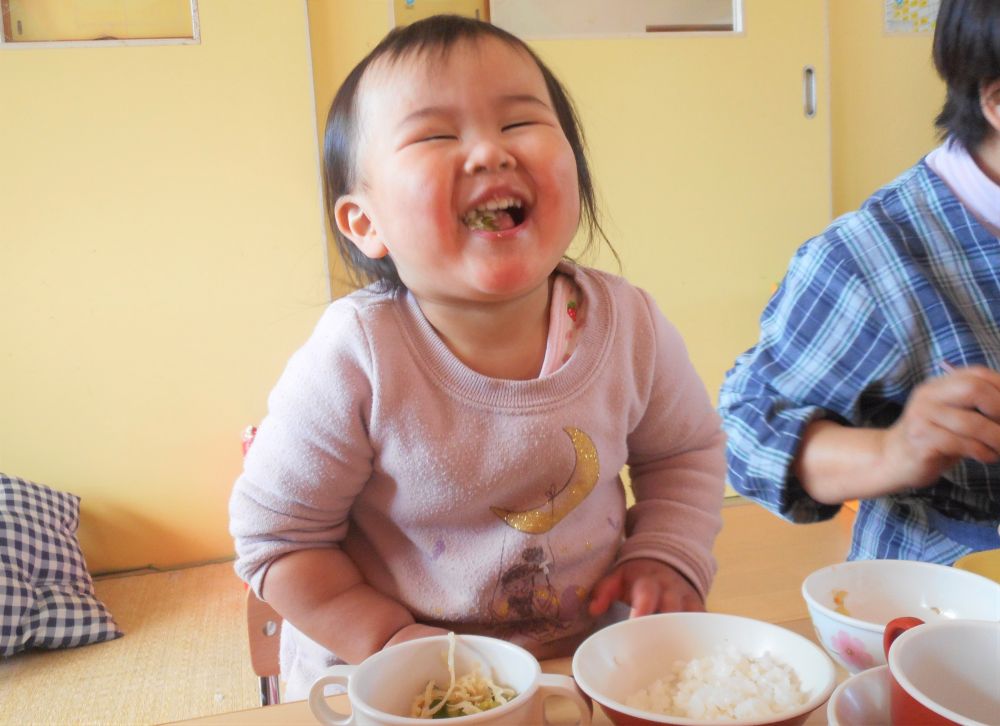 先日受けた研修で、講師の先生がこんなことを話されていました。
【食事】というものについて・・・
「食事の時間は、ただ単に『食材を食べている』のではなく、同時に『楽しい時間を食べている』のですよ」と。

「楽しい時間を食べる」
ステキな言葉だな、と思いました。
確かに、食事時間が楽しくないと、「おいしい！」と感じることもできないですし、【食事】自体が嫌になってしまいそうですよね。

一日に何度も繰り返される食事の時間。その時間が少しでも楽しく、子ども達にとって「待ち遠しい」の時間になるよう、日々の給食・おやつ作りに取り組んでいきたいと思っています。

これからも、子ども達の心と身体がのびのびと育ちますように♡