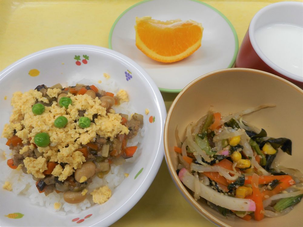 肉みそ丼

彩り酢のもの

オレンジ

牛乳