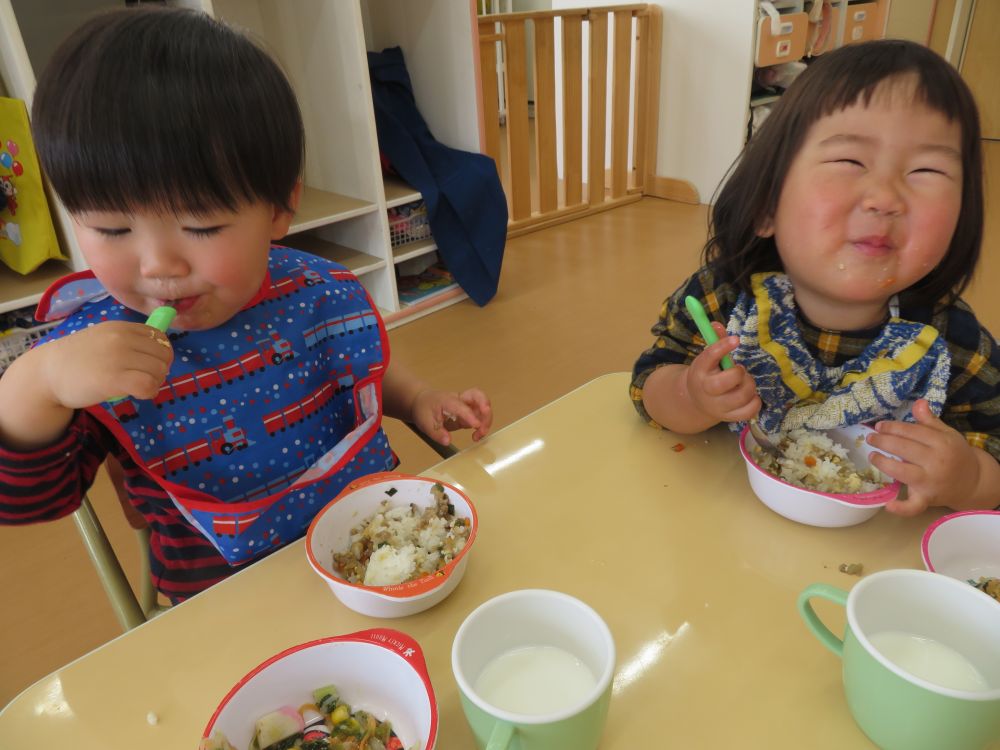 ウサギ組さんにも大好評で、一口食べて思わずにっこり笑顔♡
スプーンを使って上手に食べていましたよ♪
あっという間に完食で、おかわりも空っぽになっていました！！
