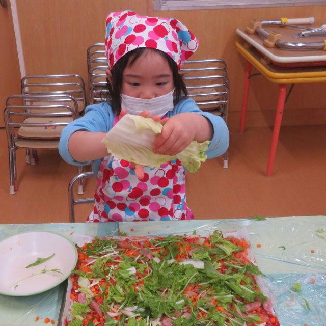 ＊　３歳児　クッキング（冬野菜のライスピザ）　（すいみい保育園）　＊