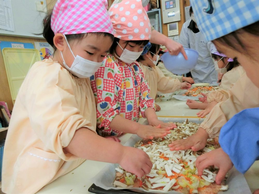 ｢いい匂いがするー｣
｢色が変わってきたよ！！｣
炊きたてご飯の温かさとケチャップのいい匂いで、
｢おいしそー｣
｢もう食べたーい❤｣
ほんと、もういい匂いがするね。食べたくなるよね♡
