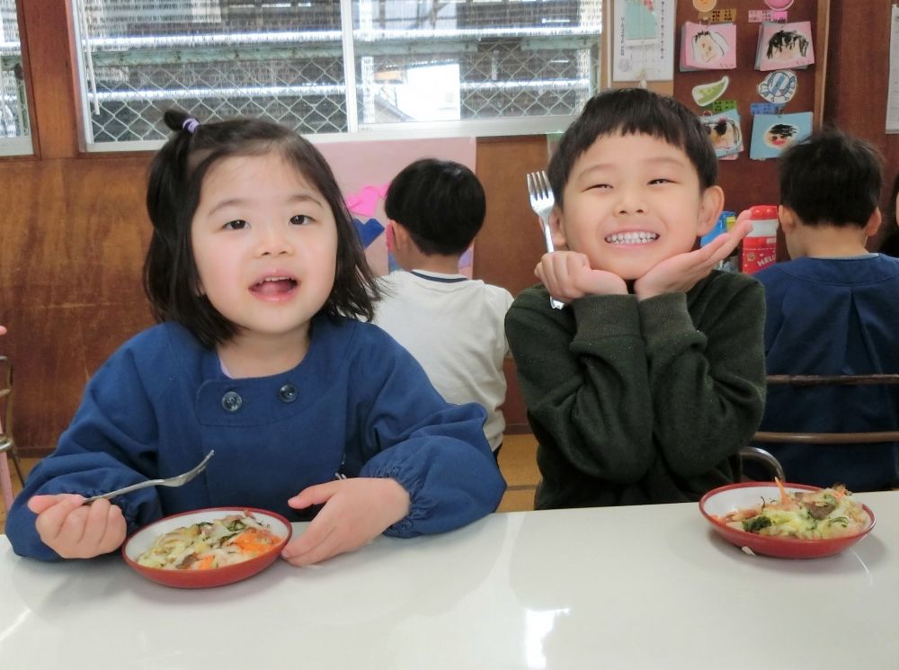 次は天板にみんなが潰してくれたご飯をしっかり敷き詰めて、その後はたくさんの冬野菜とウインナーをのせていき、ぱらぱらとチーズを全体にトッピングします。
食べるところが野菜ばっかりは嫌だよね、まんべんなく野菜もウインナーもチーズをかけてね！！

上手に美味しそうなピザが完成しました！

リス組さんが作ってくれた具だくさんで愛情たっぷりの冬野菜ピザはとても美味しくてあっという間に頂きました。

ごちそうさまでした☆